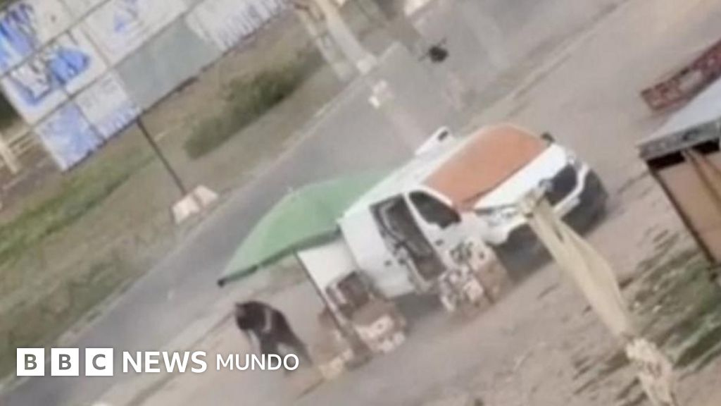 Dron militar en vuelo durante un conflicto armado