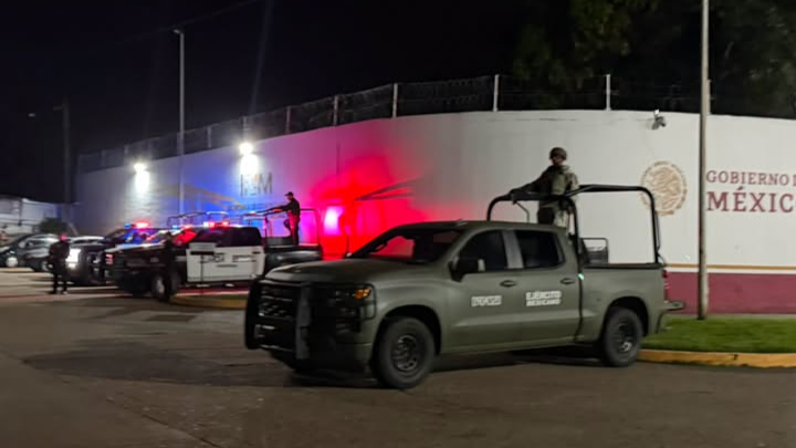 Centro de detención para inmigrantes con señales de amotinamiento.