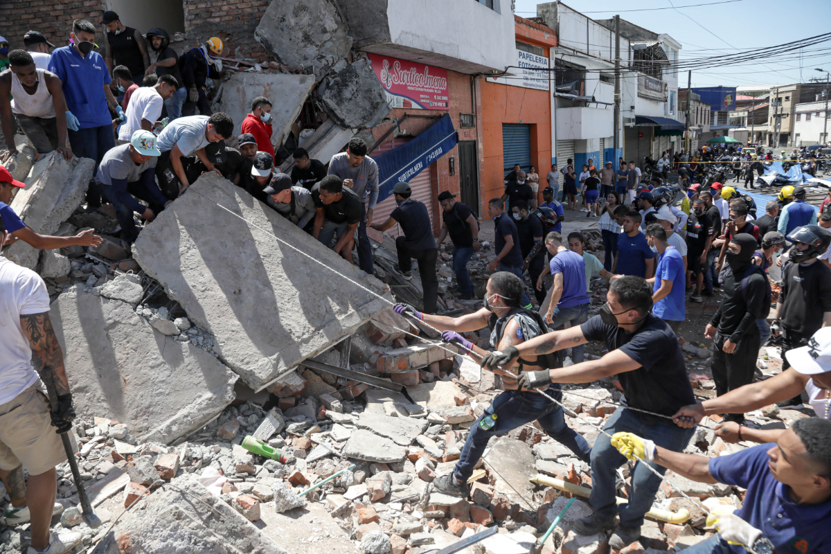 Personas recolectando suministros para enviar a Colombia.