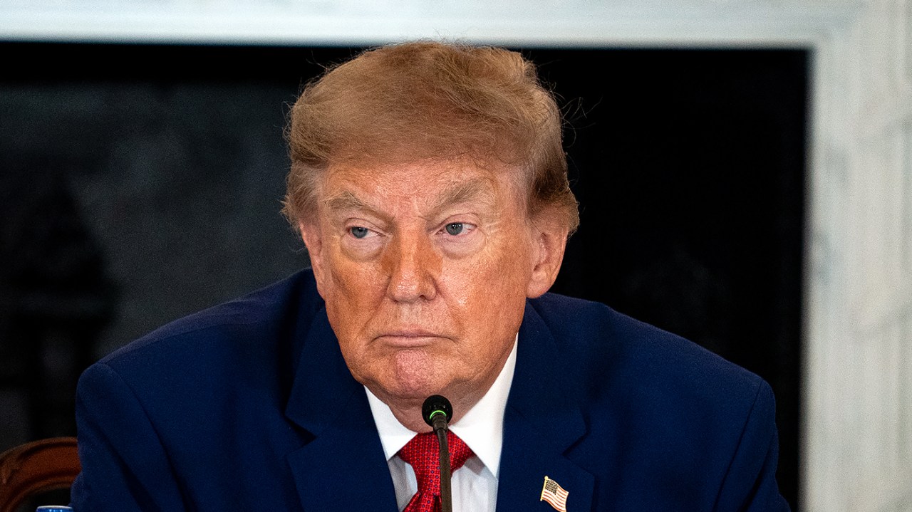 Donald Trump hablando durante una conferencia en la Casa Blanca.