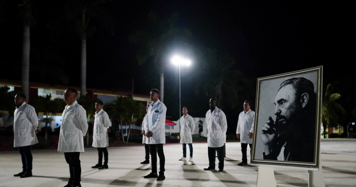 Grupo de médicos cubanos realizando una misión en el extranjero.