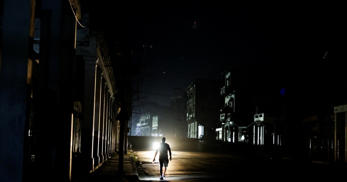 Vista nocturna de ciudad en apagón total en Cuba