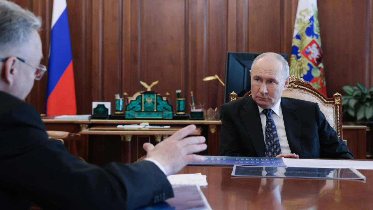 Vladimir Putin firmando un decreto gubernamental en Rusia.