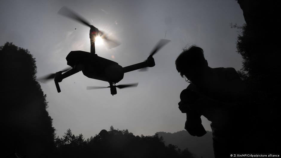 Imagen que representa la tensión comercial entre China y EE.UU. debido a restricciones a drones.