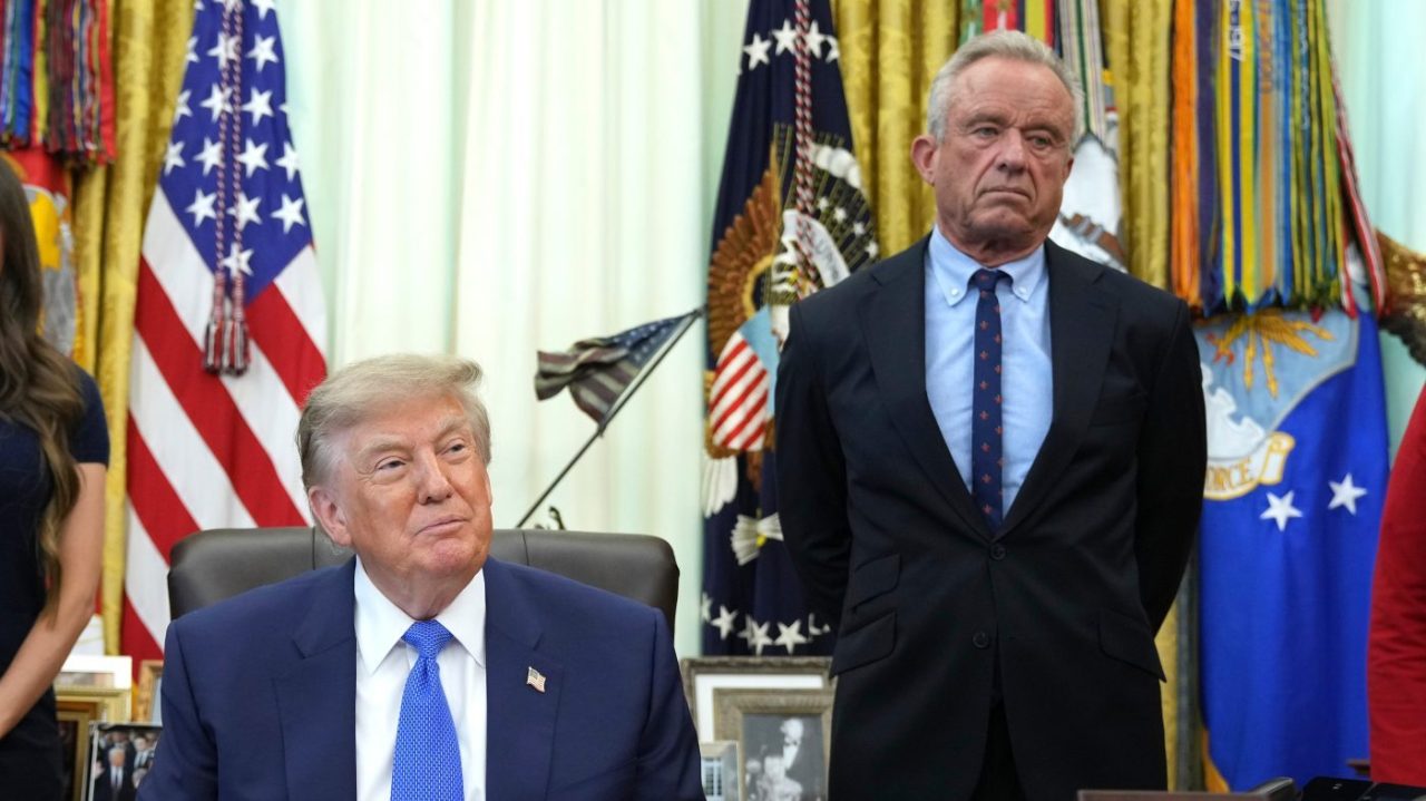 Donald Trump hablando en un evento político.