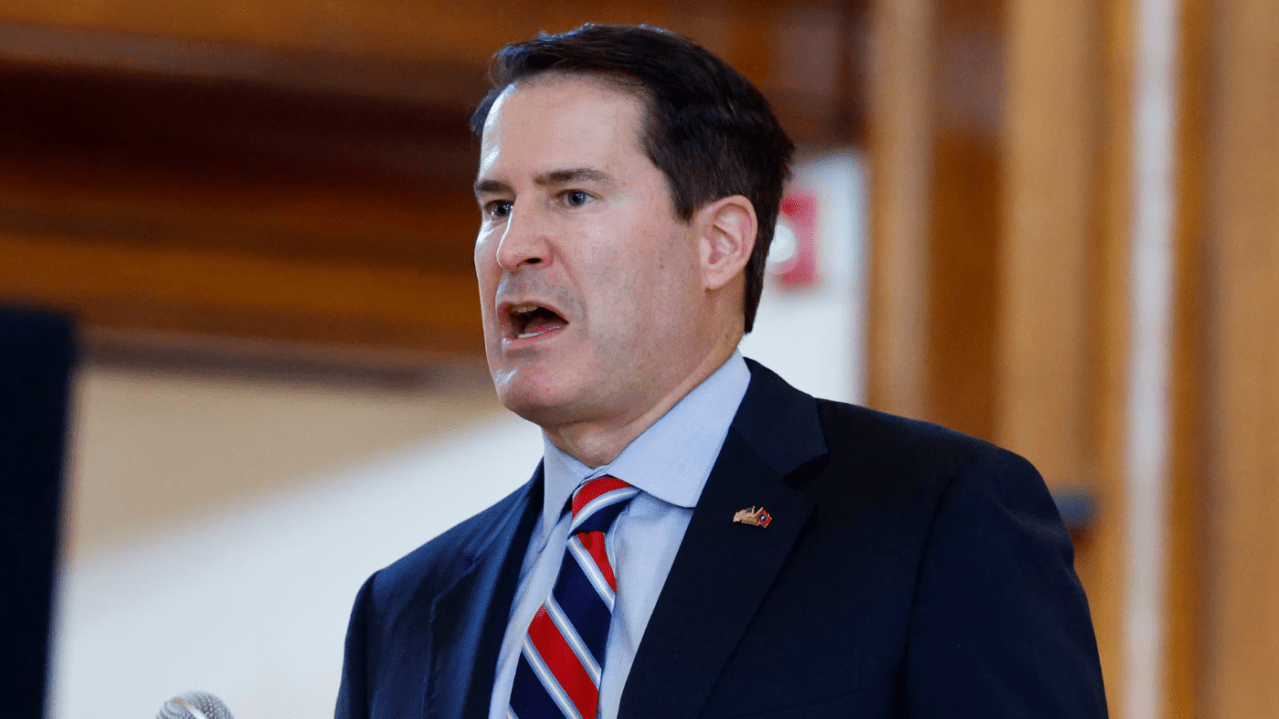 Seth Moulton hablando en un evento politico.