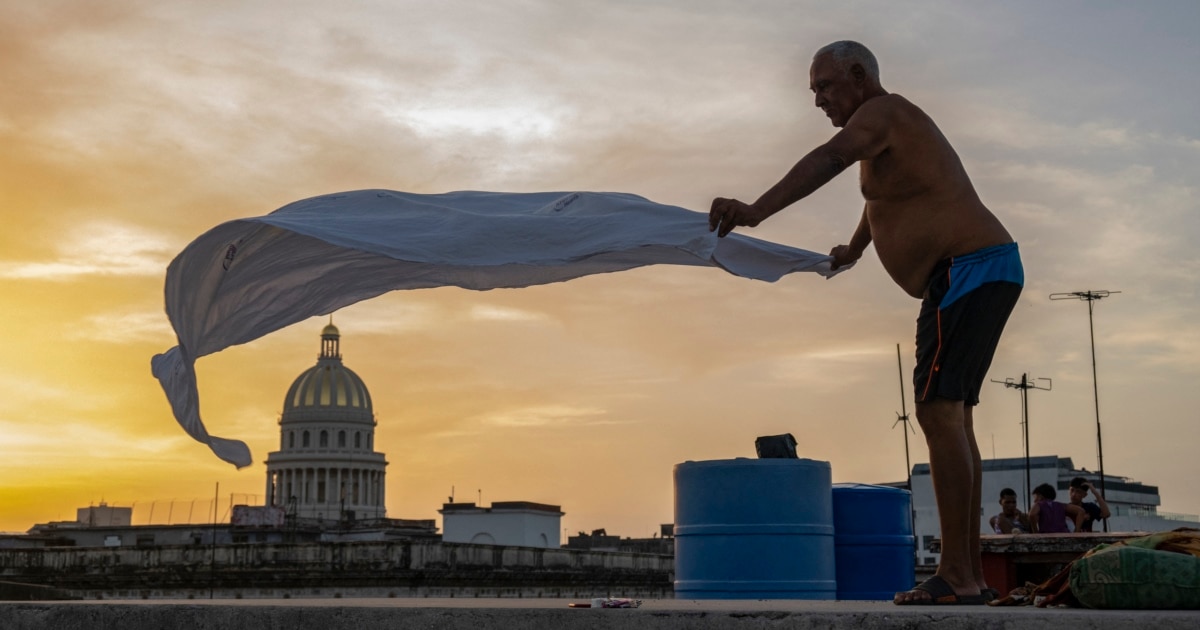 Cubanos recurren a azoteas para dormir ante persistentes apagones