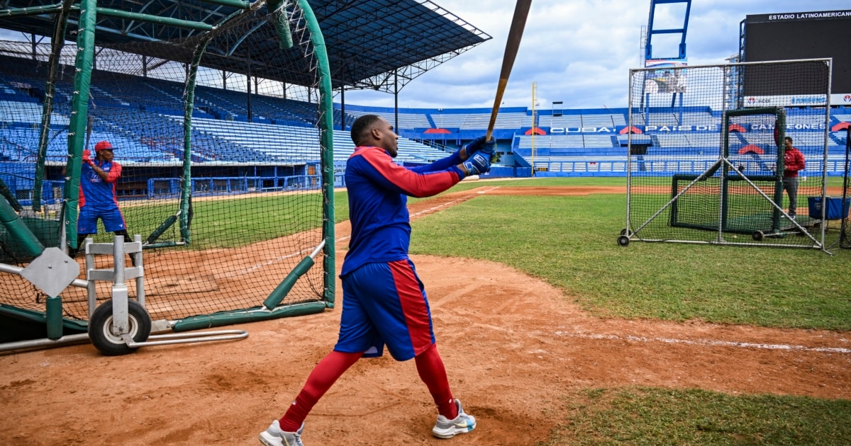 Estadio de béisbol vacío en Cuba reflejando la crisis económica.