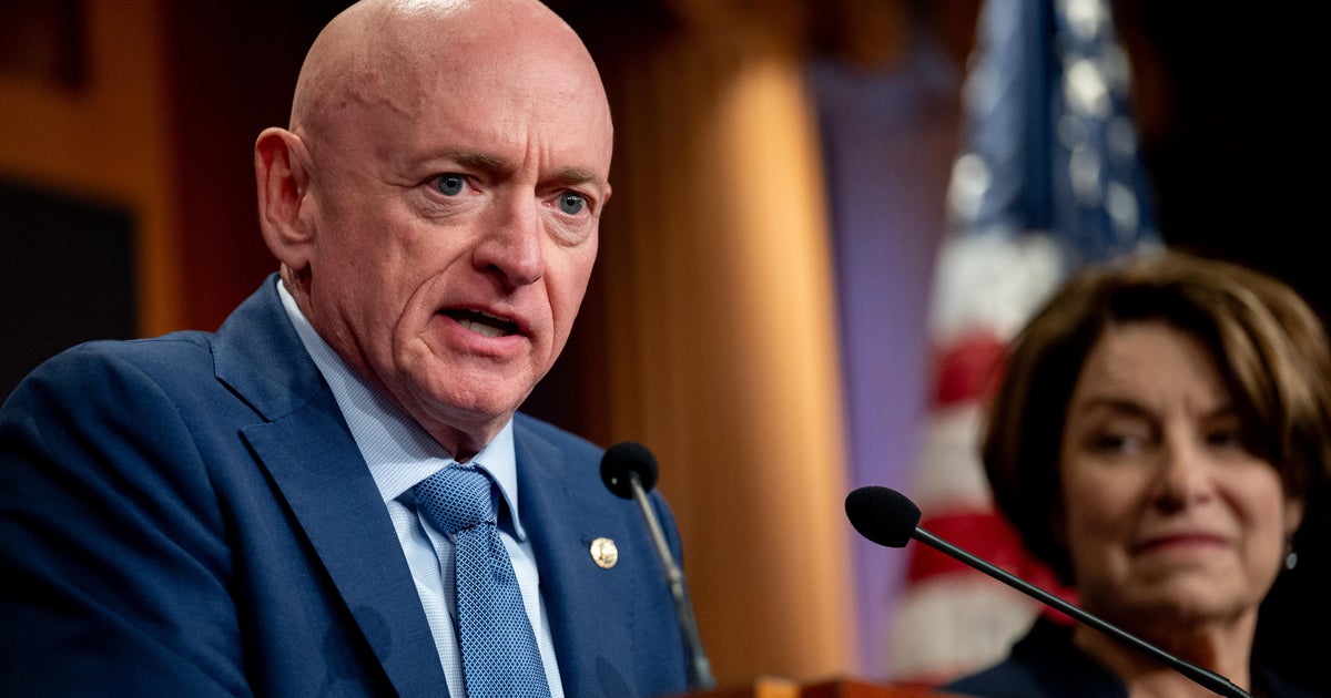 El senador Mark Kelly en una rueda de prensa sobre el conflicto con Irán.