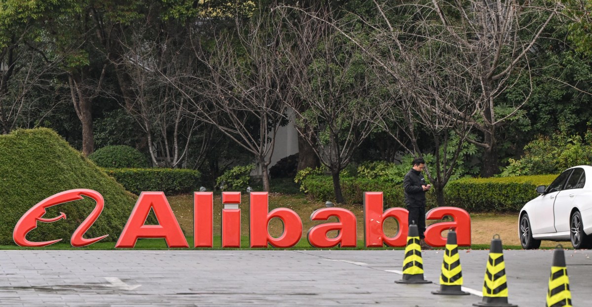Logo de Alibaba en una fachada de edificio