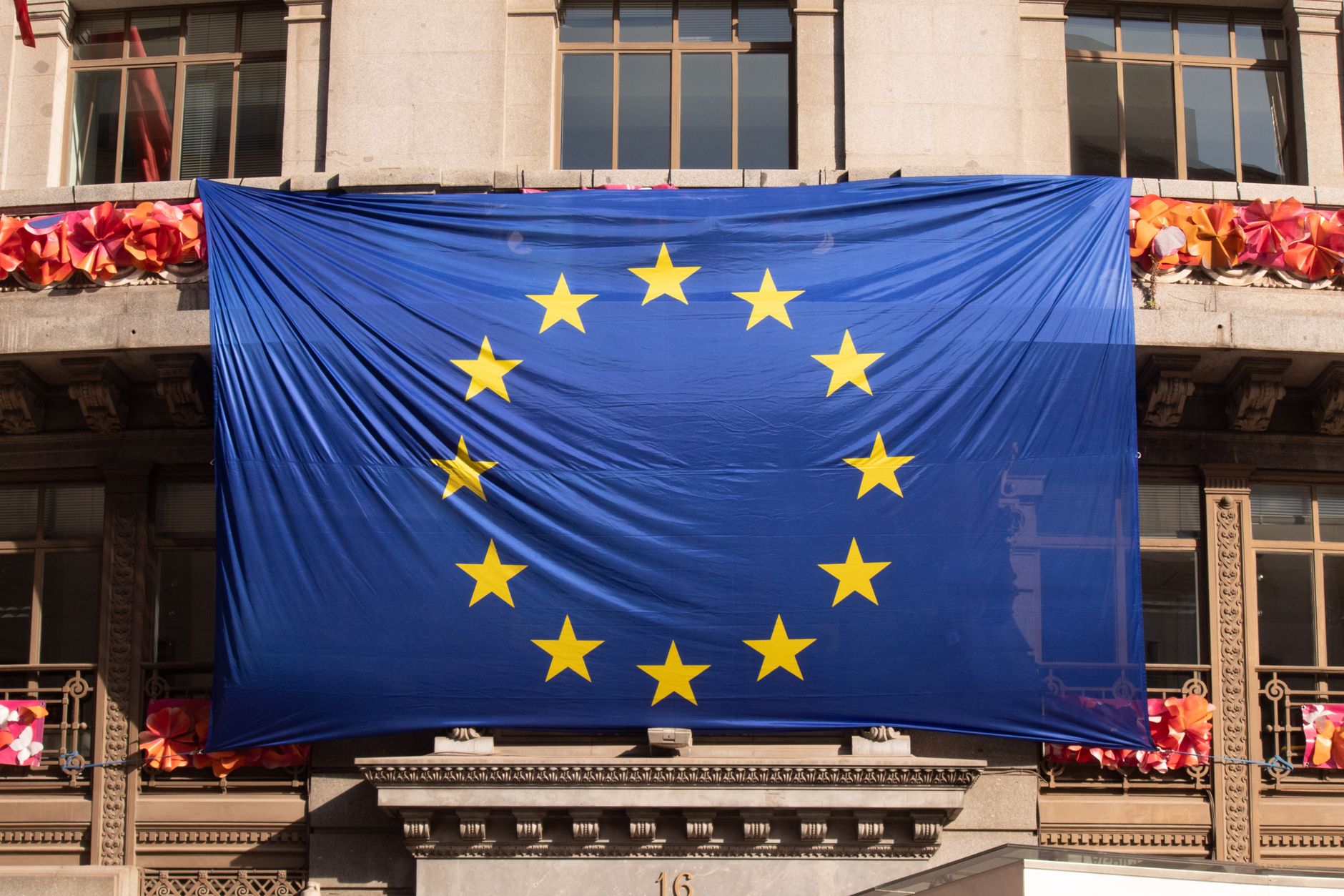 Edificio de la Unión Europea representando nuevas normativas de inteligencia artificial.