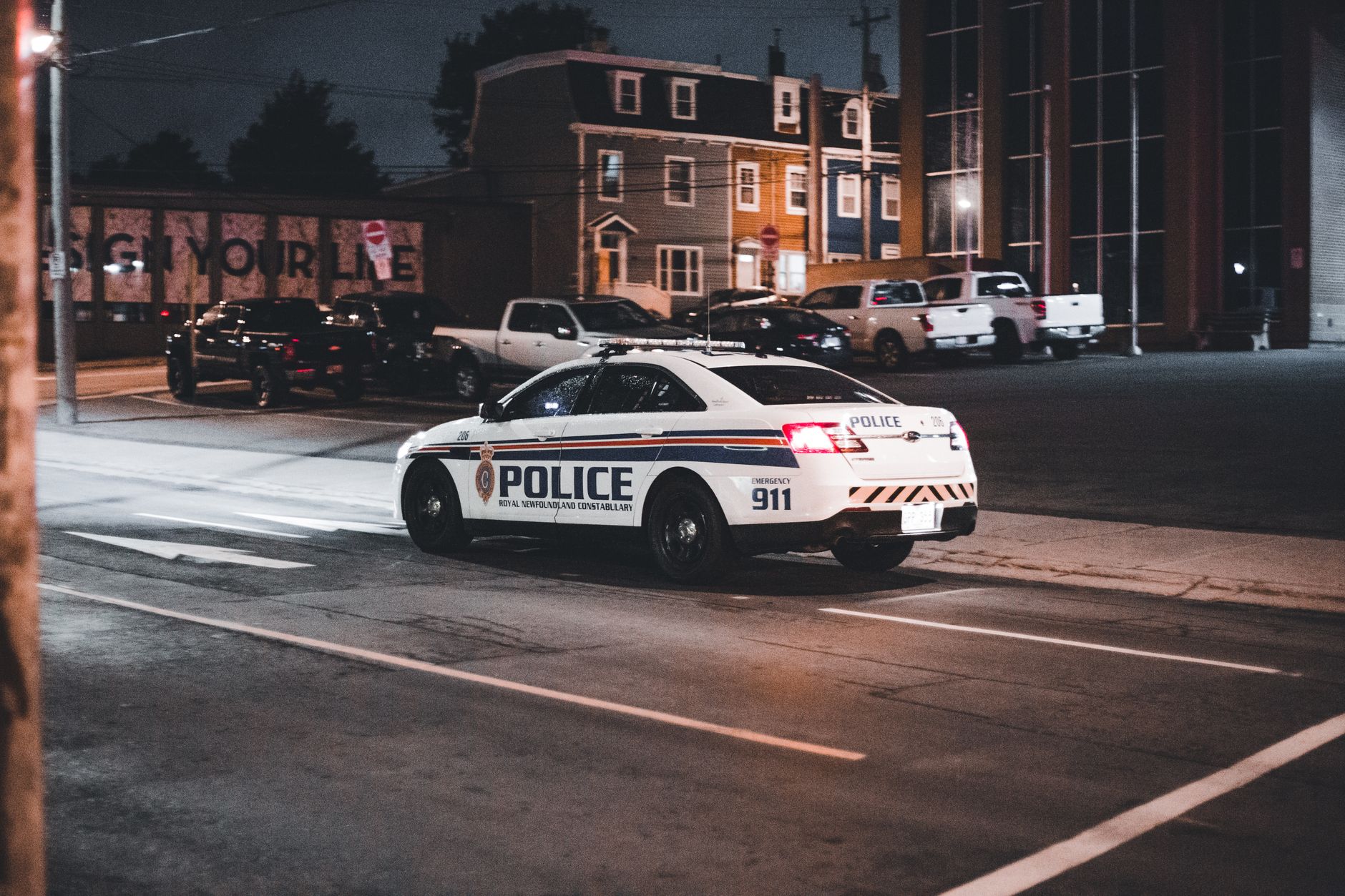 Coche de policía en una calle de noche.