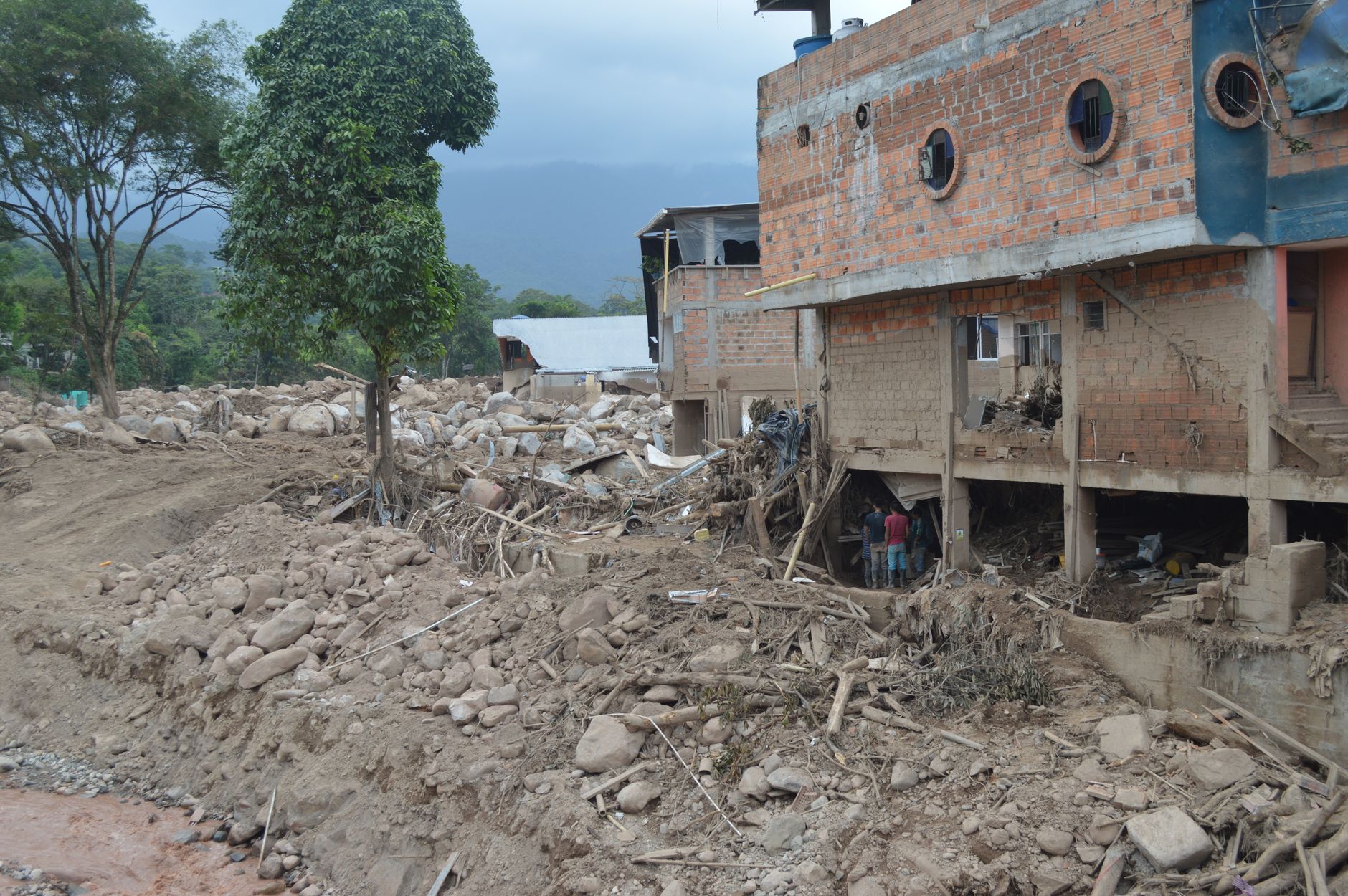 Escombros y equipos de rescate en una ciudad colombiana tras el terremoto.