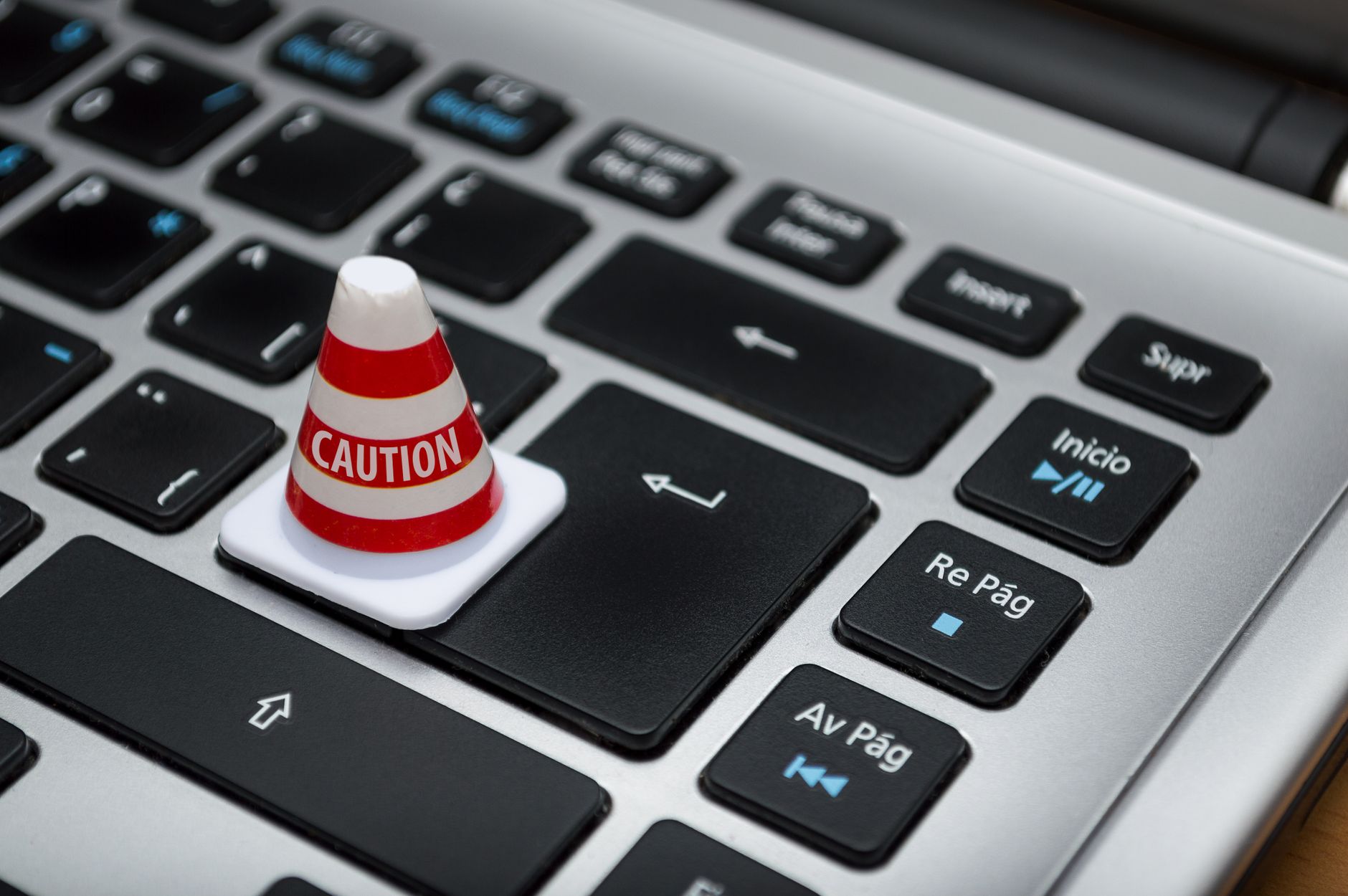 Icono de seguridad cibernética sobre una videollamada en la pantalla de una computadora.