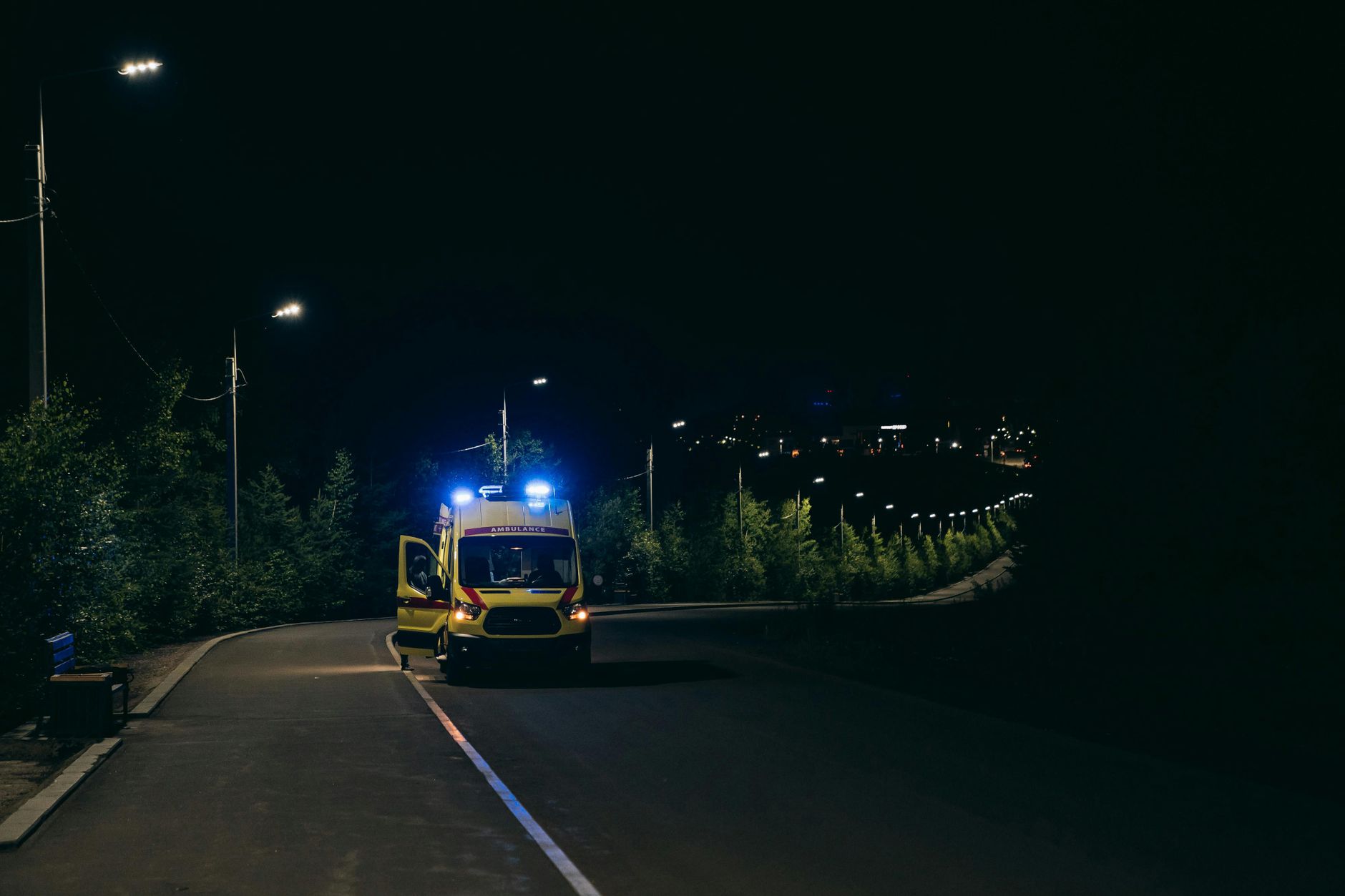 Escena de un accidente de tráfico en una carretera de Florida por la noche.
