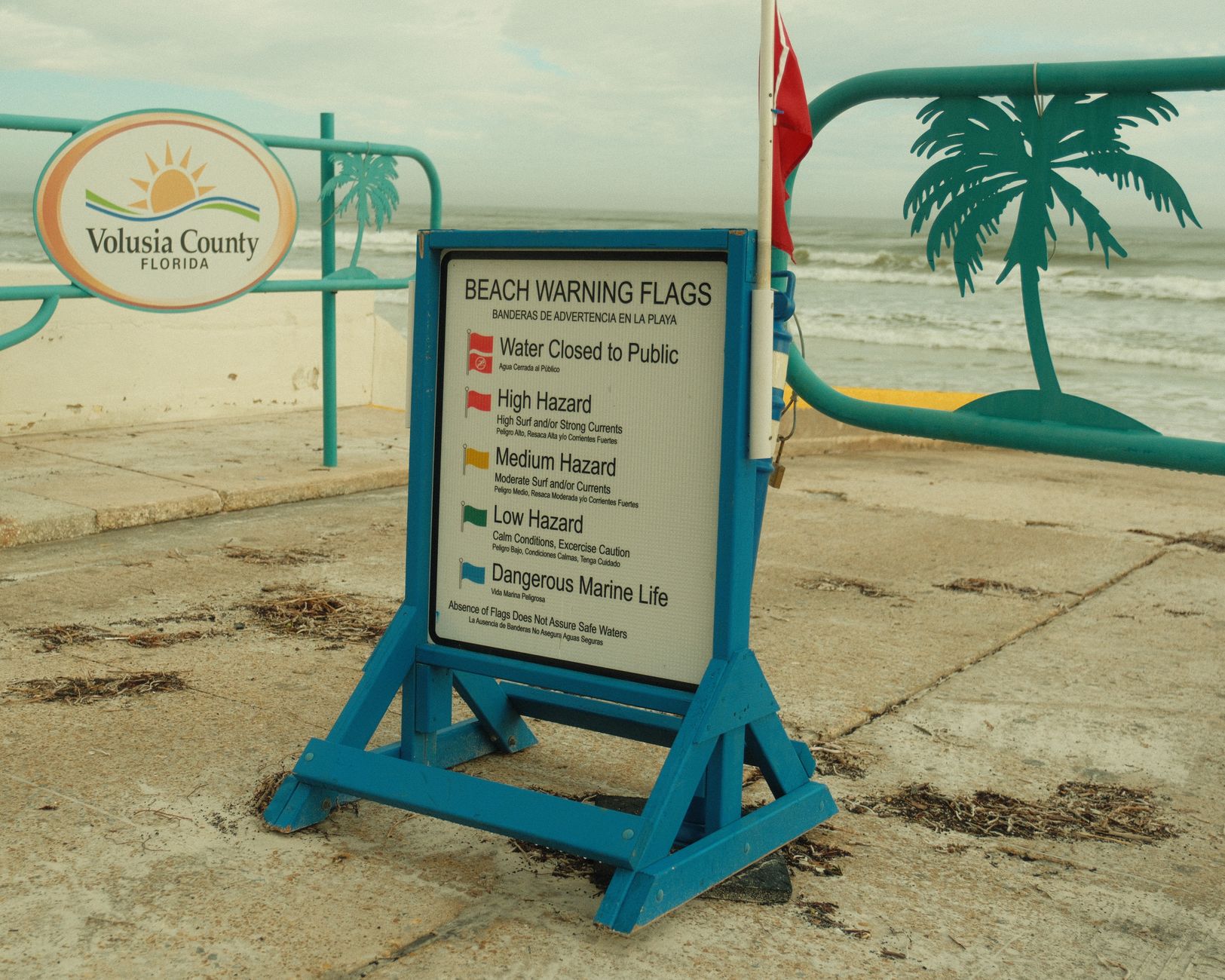 Señal de advertencia sobre bacteria en una playa de Florida