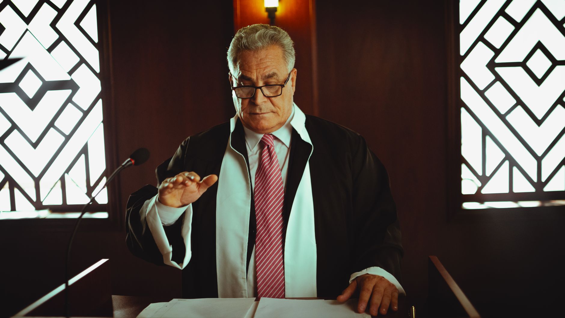 Un juez en una sala de tribunal advirtiendo sobre el uso de tecnología
