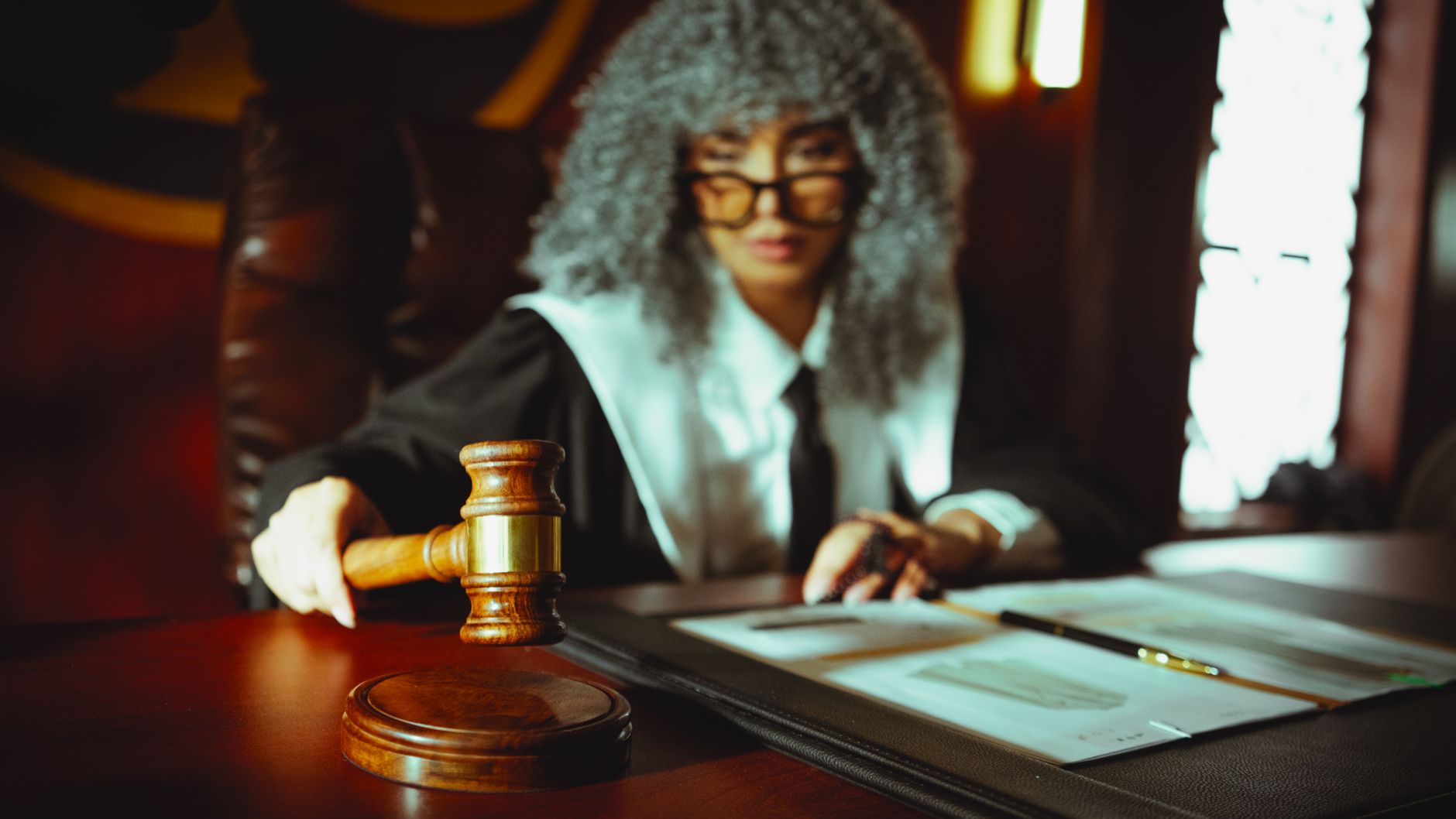 Vista de una sala de tribunal con un mazo sobre la mesa.