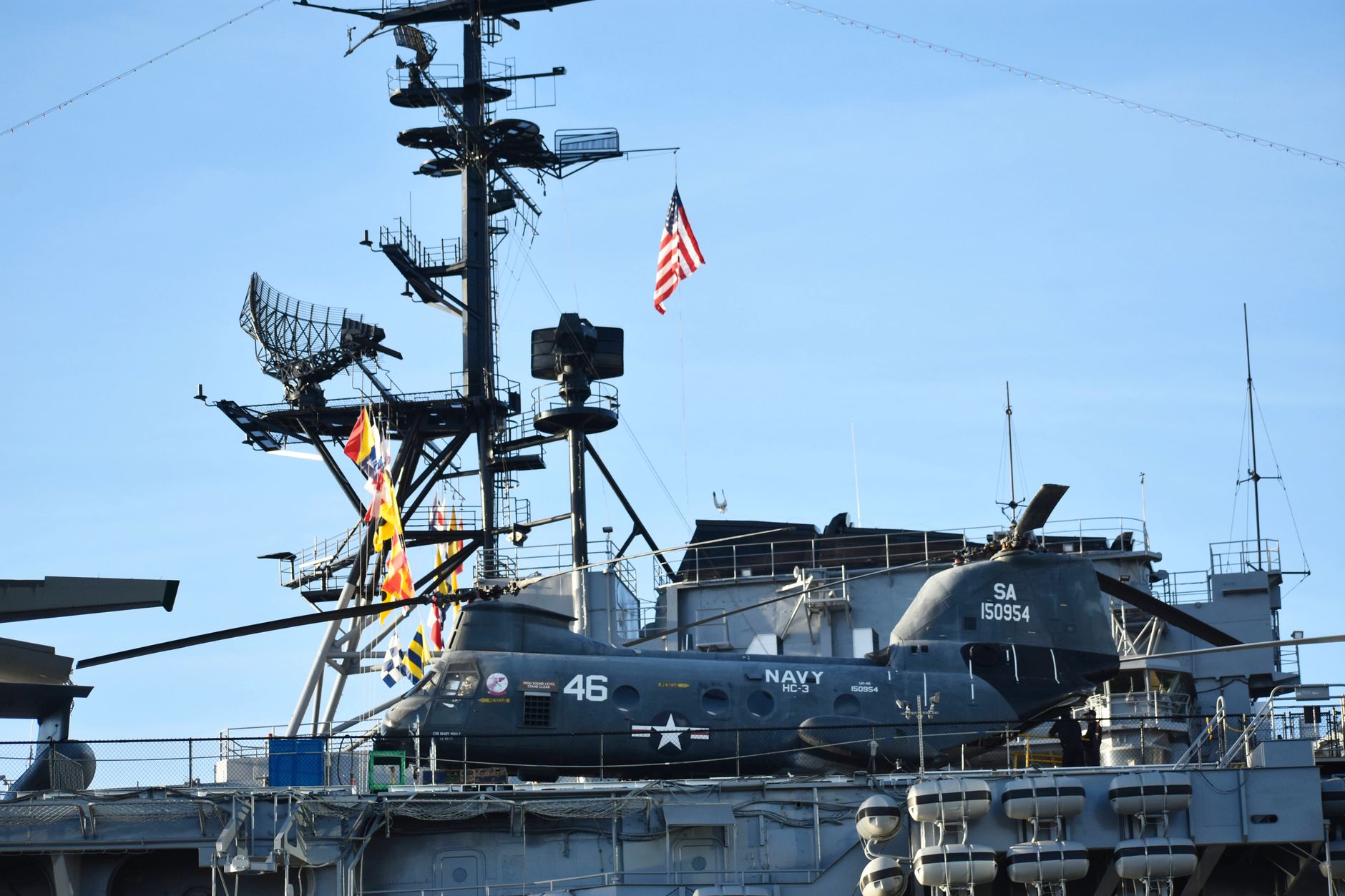 El USS Lincoln regresa a casa tras despliegue extendido y tensiones a bordo