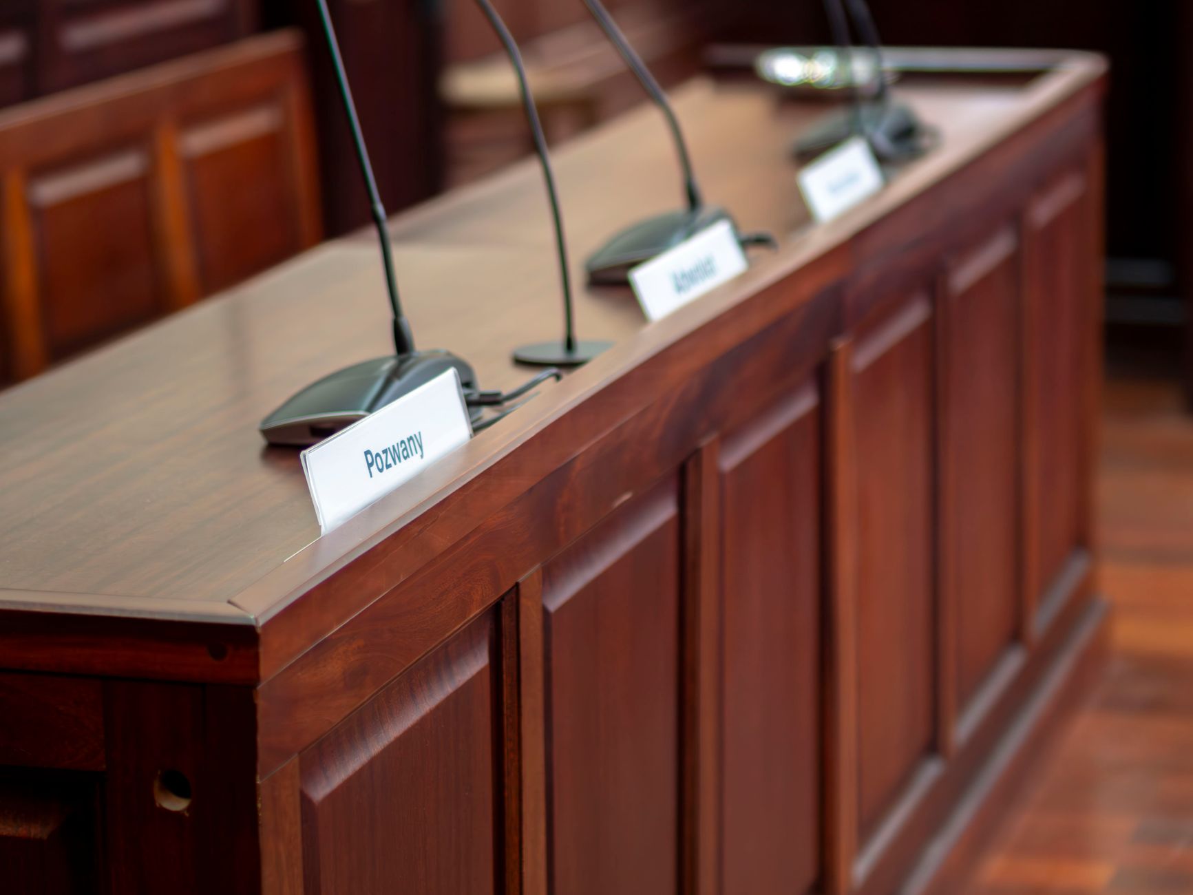 Imagen de una sala de tribunal vacía.