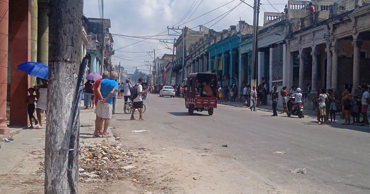 Ciudadanos en La Habana enfrentando escasez de alimentos.