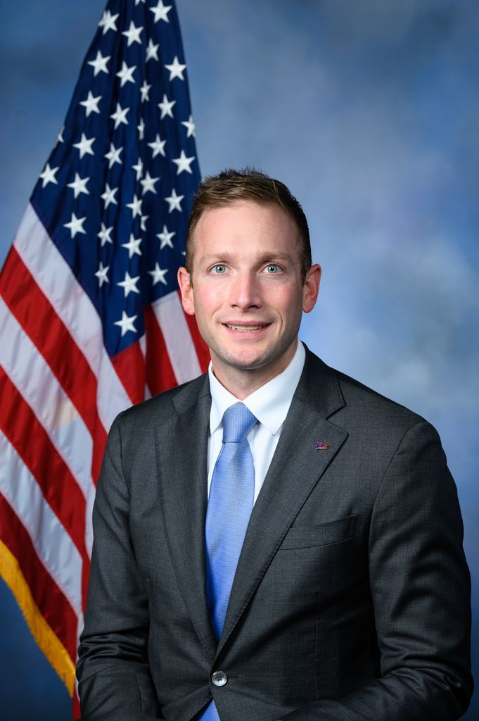 Retrato de Max Miller, representante republicano por Ohio.