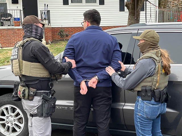 ICE deporta a cinco miembros de pandillas con antecedentes violentos
