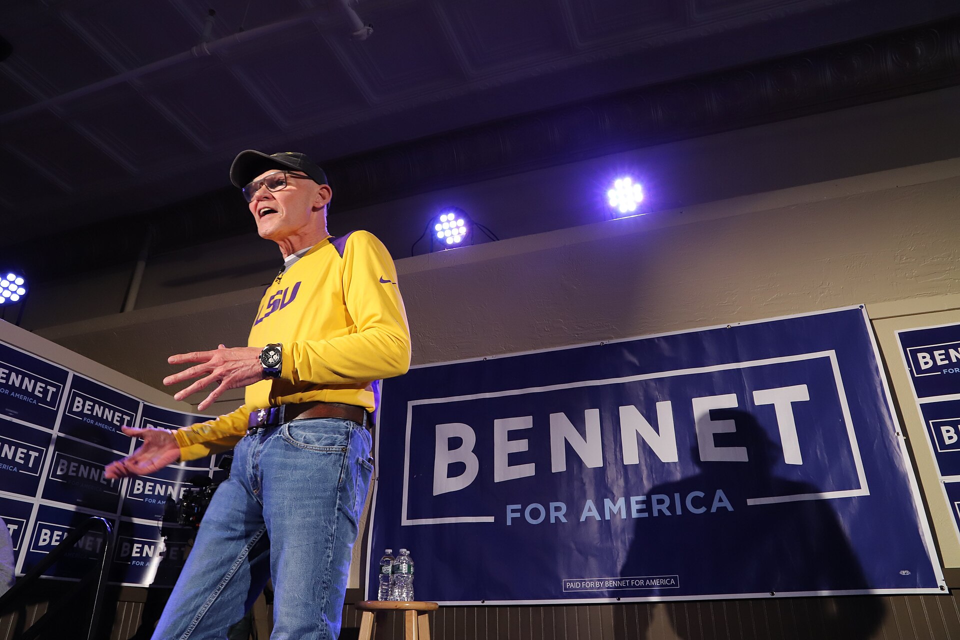 James Carville hablando en un evento político