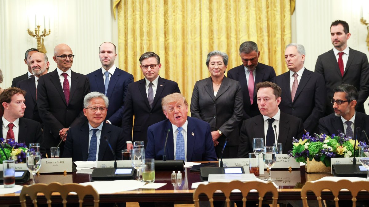 Trump y CEOs tech firman acuerdo voluntario para ‘autorregular’ el desarrollo de la IA