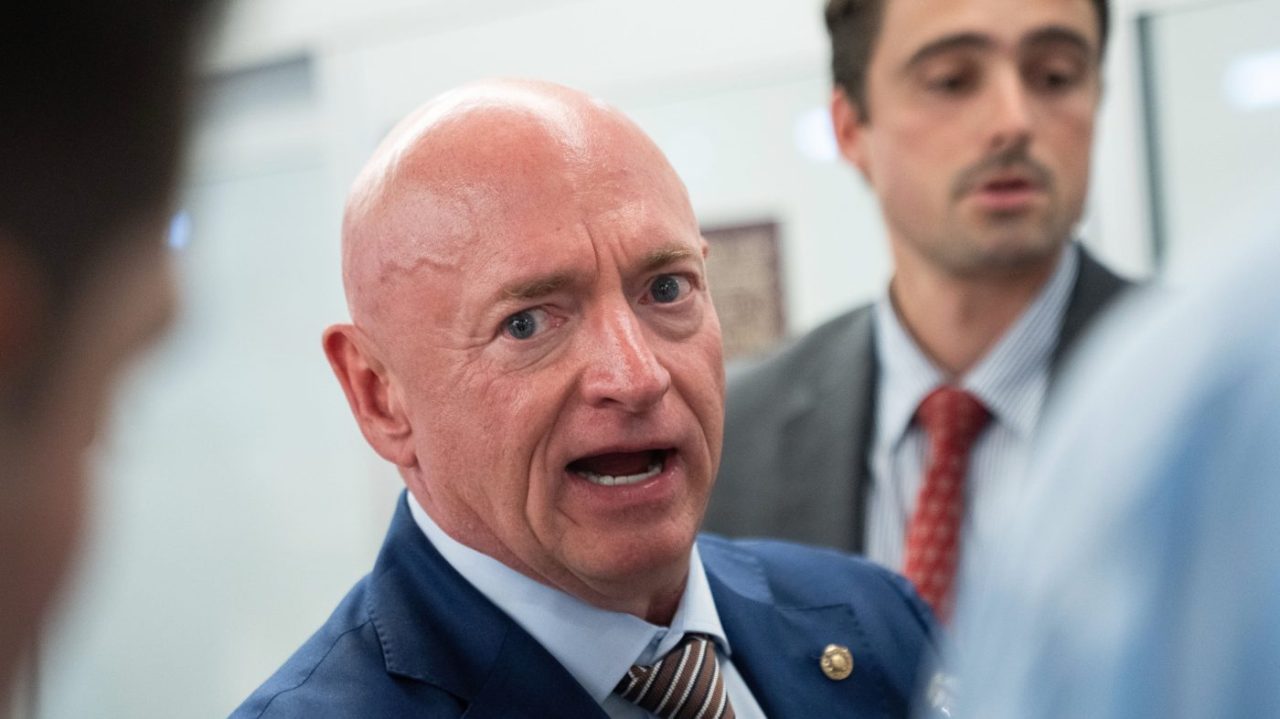 Mark Kelly critica a Trump por estar ‘atrapado’ en el conflicto con Iran sin un plan claro