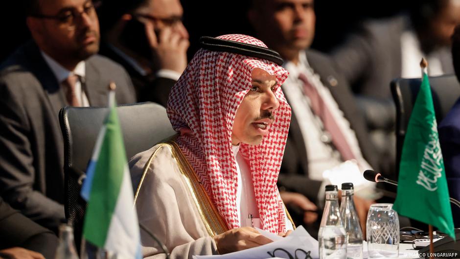Arabia Saudita exige a la ONU proteger el estrecho de Ormuz ante ataques iraníes y hutíes