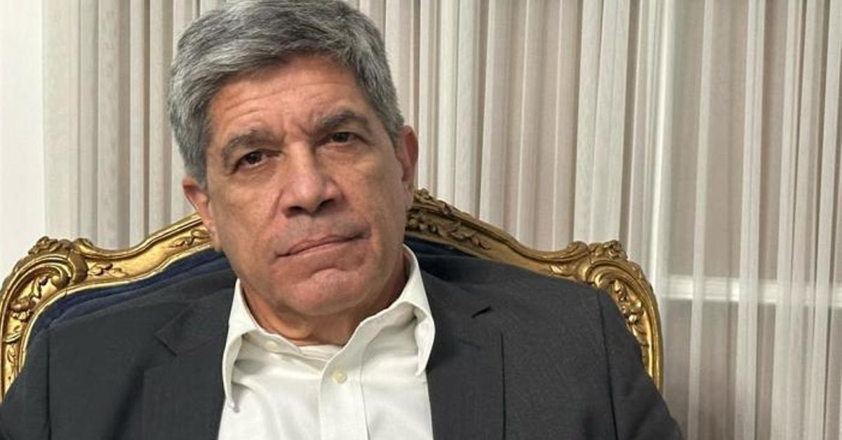 Tanques de almacenamiento de combustible o industria petrolera, simbolizando la crisis de energía en Cuba
