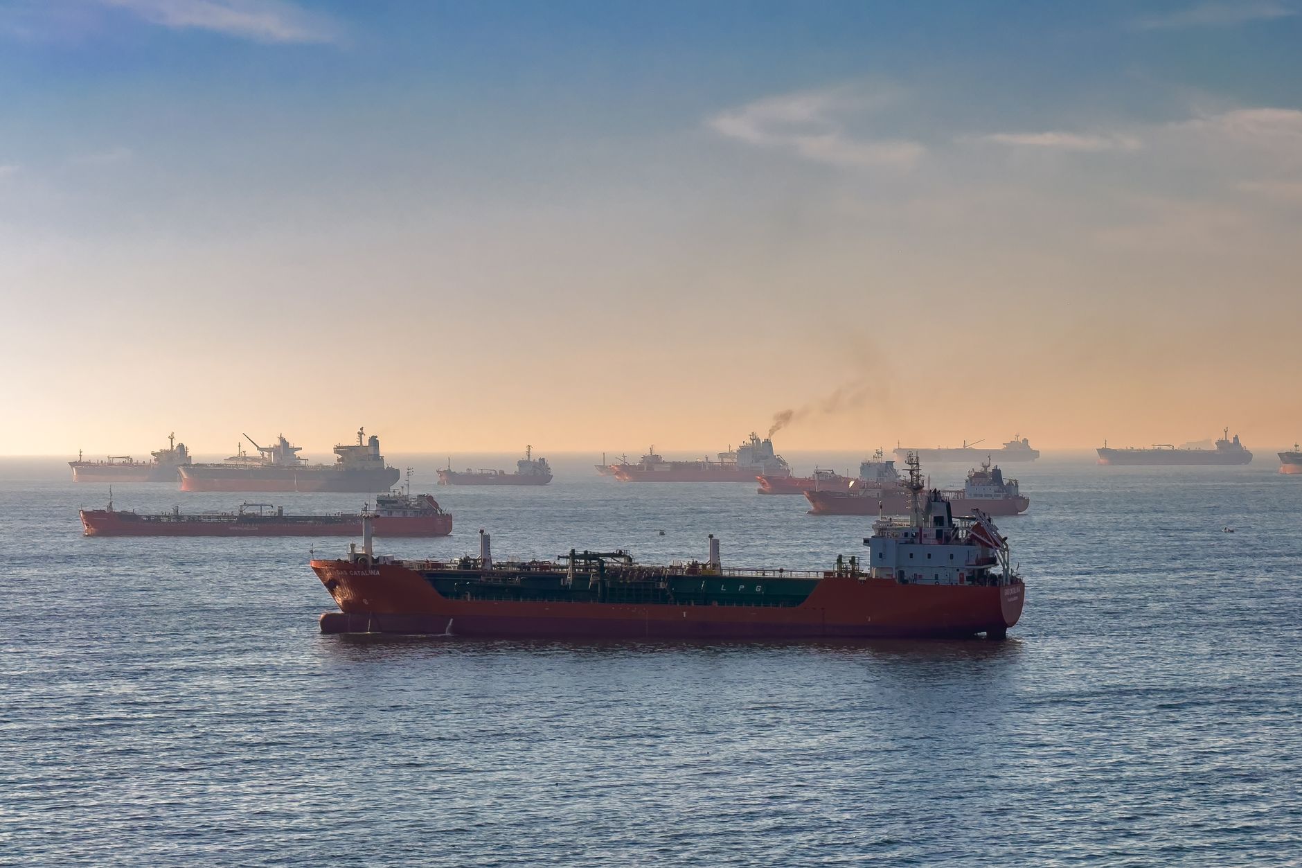 El petroleo del Medio Oriente evade ataques iranes y llega a los mercados globales